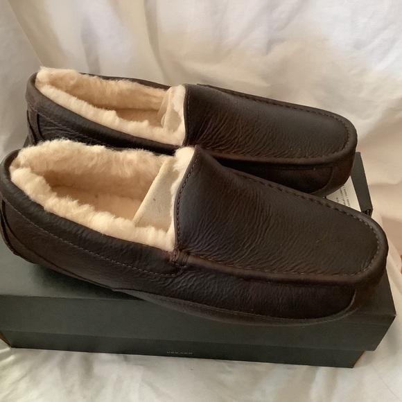 Sold UGG Australia Ascot Brown Leather Slippers 9 - Picture 4 of 11